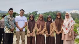 Kepala Bidang Pendidikan Dasar Dinas Pendidikan Gayo Lues, Ilyas Effendy, bersama tenaga pendidik dan siswa di areal SMPN Satu Atap Kendawi | doc ist |