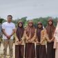 Kepala Bidang Pendidikan Dasar Dinas Pendidikan Gayo Lues, Ilyas Effendy, bersama tenaga pendidik dan siswa di areal SMPN Satu Atap Kendawi | doc ist |