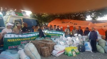 PDM Muhammadiyah Gayo Lues menyerahkan 16 zak beras, 23 karung besar pakaian layak pakai, 20 kain sarung, dua karton pampers dewasa, dua kotak pampers anak-anak, serta uang tunai Rp 10 Juta Rupiah, Sabtu (15/8/2026)