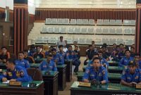 Puluhan petugas pemadam kebakaran Kabupaten Gayo Lues mendatangi Gedung DPRK Gayo Lues, Selasa (18/8/2026).