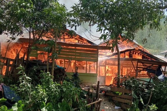 Kebakaran melanda permukiman warga di Kampung Lokop Baru, Kecamatan Rikit Gaib, Kabupaten Gayo Lues, Aceh, Rabu (26/8/2026) sekitar pukul 14.00 WIB | dok | Camat Rikit Gaib |