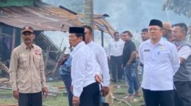 Wakil Bupati Gayo Lues H Maliki didampingi Plt Sekretaris Daerah H Irwansyah turun langsung ke lokasi kebakaran di Kampung Lokop Baru, Kecamatan Rikit Gaib, Rabu (26/8/2026)