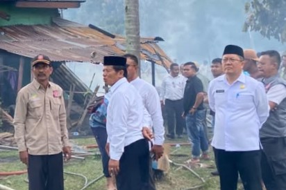 Wakil Bupati Gayo Lues H Maliki didampingi Plt Sekretaris Daerah H Irwansyah turun langsung ke lokasi kebakaran di Kampung Lokop Baru, Kecamatan Rikit Gaib, Rabu (26/8/2026)