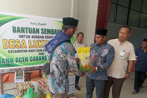 Pimpinan Bank Aceh Syariah Cabang Gayo Lues, Mahara Miko, Serahkan Bantuan Kemanusiaan Kepada Korban Bencana Kebakaran di Kampung Lukup Baru Kecamatan Rikit Gaib, Jumat (28/8).