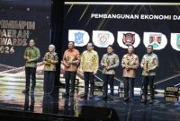 Bupati Gayo Lues Suhaidi SPd MSi (nomor 3 dari kiri) bersama enam kepala daerah lainnya