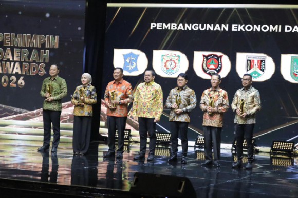 Bupati Gayo Lues Suhaidi SPd MSi (nomor 3 dari kiri) bersama enam kepala daerah lainnya