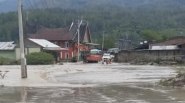 Air sungai Waih Tripe yang membelah Kampung Badak Kecamatan Dabun Gelang kembali meluap dan merendam belasan rumah warga setempat, Senin (14/9/2026)