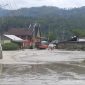 Air sungai Waih Tripe yang membelah Kampung Badak Kecamatan Dabun Gelang kembali meluap dan merendam belasan rumah warga setempat, Senin (14/9/2026)