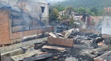 sisa puing kebakaran di Desa Uluntanoh Kecamatan Kutepanyang, Rabu (9/9/2026)