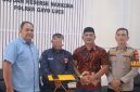 Tersangka K diapit Tim Resnarkoba Polres Gayo Lues, Jumat (4/9/2026)