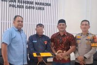 Tersangka K diapit Tim Resnarkoba Polres Gayo Lues, Jumat (4/9/2026)