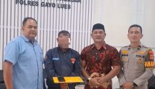 Tersangka K diapit Tim Resnarkoba Polres Gayo Lues, Jumat (4/9/2026)