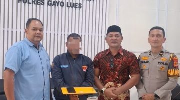 Tersangka K diapit Tim Resnarkoba Polres Gayo Lues, Jumat (4/9/2026)