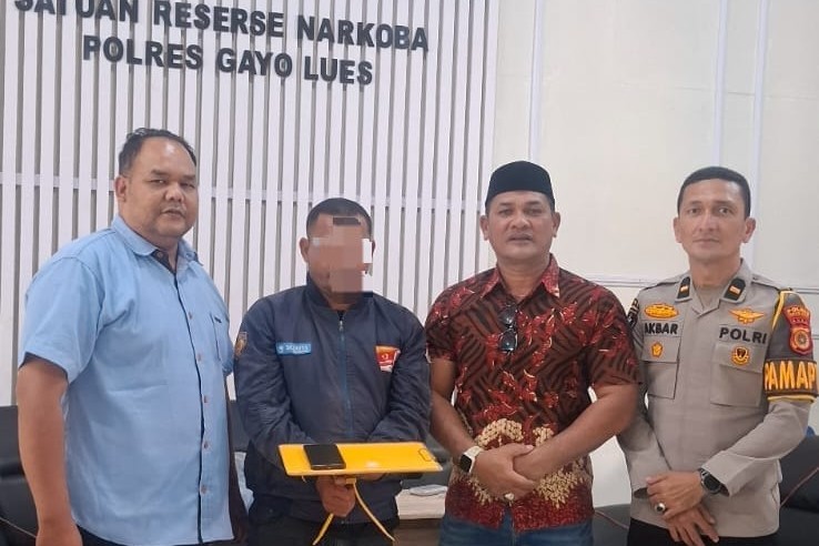 Tersangka K diapit Tim Resnarkoba Polres Gayo Lues, Jumat (4/9/2026)