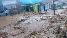 Material longsor menutup badan Jalan Kutacane-Blangkejeren di wilayah Kecamatan Puteri Betung, Gayo Lues, Rabu (9/9/2026). Akibat kejadian tersebut, pemukiman warga terancam dan akses kendaraan dari kedua arah terputus dan ratusan kendaraan tertahan.