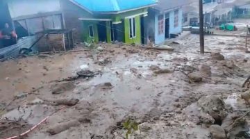 Material longsor menutup badan Jalan Kutacane-Blangkejeren di wilayah Kecamatan Puteri Betung, Gayo Lues, Rabu (9/9/2026). Akibat kejadian tersebut, pemukiman warga terancam dan akses kendaraan dari kedua arah terputus dan ratusan kendaraan tertahan.