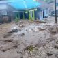 Material longsor menutup badan Jalan Kutacane-Blangkejeren di wilayah Kecamatan Puteri Betung, Gayo Lues, Rabu (9/9/2026). Akibat kejadian tersebut, pemukiman warga terancam dan akses kendaraan dari kedua arah terputus dan ratusan kendaraan tertahan.