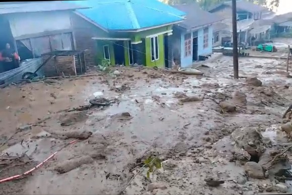Material longsor menutup badan Jalan Kutacane-Blangkejeren di wilayah Kecamatan Puteri Betung, Gayo Lues, Rabu (9/9/2026). Akibat kejadian tersebut, pemukiman warga terancam dan akses kendaraan dari kedua arah terputus dan ratusan kendaraan tertahan.