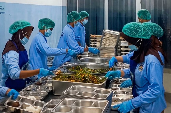 Dapur SPPG Blang Jerango yang dikelola Yayasan Bustanul Quran. SPPG tersebut telah menerapkan standar operasional prosedur, didukung peralatan pengolahan makanan serta tenaga yang menangani proses produksi.