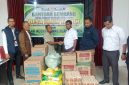 Pimpinan Cabang Bank Aceh Syariah Gayo Lues, Mahara Miko serahkan bantuan kepada korban kebakaran Desa Ulun Tanoh yang diterima langsung oleh Pengulu setempat, Suhardinsyah, Kamis (10/9/2026)