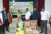 Pimpinan Cabang Bank Aceh Syariah Gayo Lues, Mahara Miko serahkan bantuan kepada korban kebakaran Desa Ulun Tanoh yang diterima langsung oleh Pengulu setempat, Suhardinsyah, Kamis (10/9/2026)