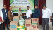 Pimpinan Cabang Bank Aceh Syariah Gayo Lues, Mahara Miko serahkan bantuan kepada korban kebakaran Desa Ulun Tanoh yang diterima langsung oleh Pengulu setempat, Suhardinsyah, Kamis (10/9/2026)