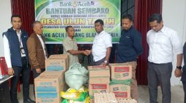 Pimpinan Cabang Bank Aceh Syariah Gayo Lues, Mahara Miko serahkan bantuan kepada korban kebakaran Desa Ulun Tanoh yang diterima langsung oleh Pengulu setempat, Suhardinsyah, Kamis (10/9/2026)