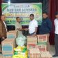 Pimpinan Cabang Bank Aceh Syariah Gayo Lues, Mahara Miko serahkan bantuan kepada korban kebakaran Desa Ulun Tanoh yang diterima langsung oleh Pengulu setempat, Suhardinsyah, Kamis (10/9/2026)