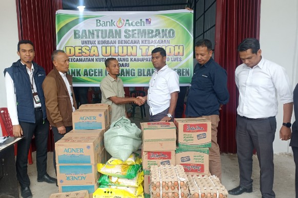 Pimpinan Cabang Bank Aceh Syariah Gayo Lues, Mahara Miko serahkan bantuan kepada korban kebakaran Desa Ulun Tanoh yang diterima langsung oleh Pengulu setempat, Suhardinsyah, Kamis (10/9/2026)