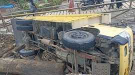 kenderaan roda enam tergelincir dan terseret derasnya arus sungai Waih Tripe yang membelah Aih Bobo, Senin (14/9/2026) 