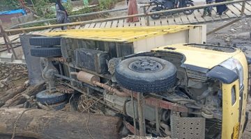 Hujan Deras Picu Air Meluap, Kendaraan Roda Enam Terguling di Aih Bobo