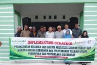 Kepala Bidang Perkebunan pada Dinas Pertanian, Ridwan SP, Fhoto bersama dengan kelompok tani pada saat pelaksanaan kegiatan dan inklusi keuangan secara masif dan merata kepada konsumen dan masyarakat pelaku UMKM, Perempuan dan penyandang disabilitas |doc|Rdn| 