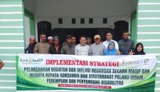Kepala Bidang Perkebunan pada Dinas Pertanian, Ridwan SP, Fhoto bersama dengan kelompok tani pada saat pelaksanaan kegiatan dan inklusi keuangan secara masif dan merata kepada konsumen dan masyarakat pelaku UMKM, Perempuan dan penyandang disabilitas |doc|Rdn| 