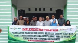 Kepala Bidang Perkebunan pada Dinas Pertanian, Ridwan SP, Fhoto bersama dengan kelompok tani pada saat pelaksanaan kegiatan dan inklusi keuangan secara masif dan merata kepada konsumen dan masyarakat pelaku UMKM, Perempuan dan penyandang disabilitas |doc|Rdn| 