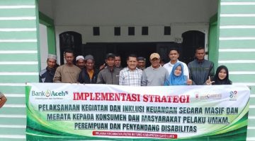 Kepala Bidang Perkebunan pada Dinas Pertanian, Ridwan SP, Fhoto bersama dengan kelompok tani pada saat pelaksanaan kegiatan dan inklusi keuangan secara masif dan merata kepada konsumen dan masyarakat pelaku UMKM, Perempuan dan penyandang disabilitas |doc|Rdn| 