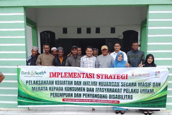 Kepala Bidang Perkebunan pada Dinas Pertanian, Ridwan SP, Fhoto bersama dengan kelompok tani pada saat pelaksanaan kegiatan dan inklusi keuangan secara masif dan merata kepada konsumen dan masyarakat pelaku UMKM, Perempuan dan penyandang disabilitas |doc|Rdn| 