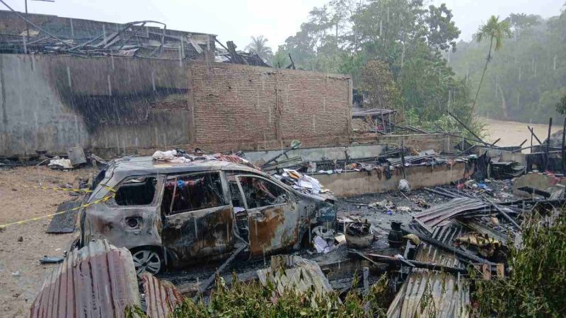 Fhoto: Satu unit kenderaan roda empat hangus terbakar pada peristiwa kebakaran  di Desa Uning Pune, Kecamatan Putri Betung, Minggu (25/10/2026)